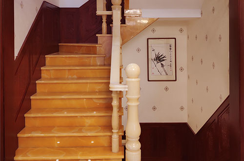 琼海中式别墅室内汉白玉石楼梯的定制安装装饰效果