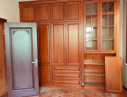 琼海中式家庭装修里定制的实木衣柜效果图